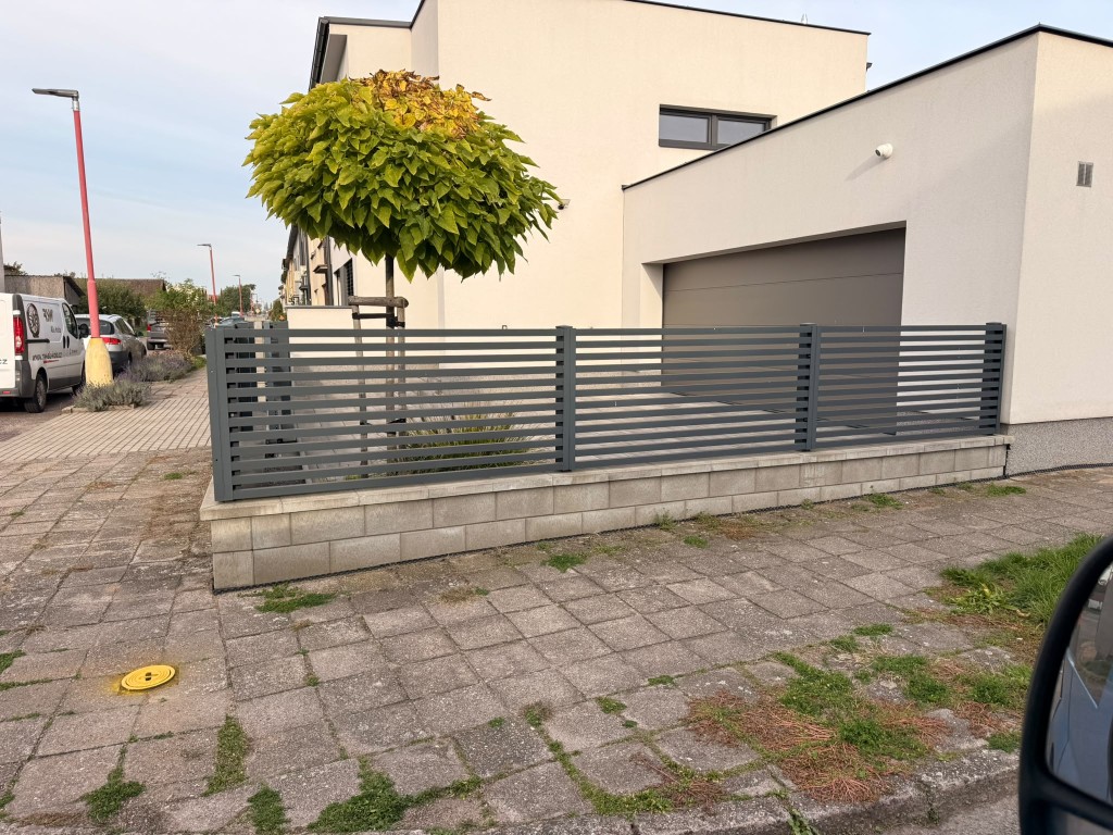 Nízký lamelový plot na zídce z betonových tvárnic
