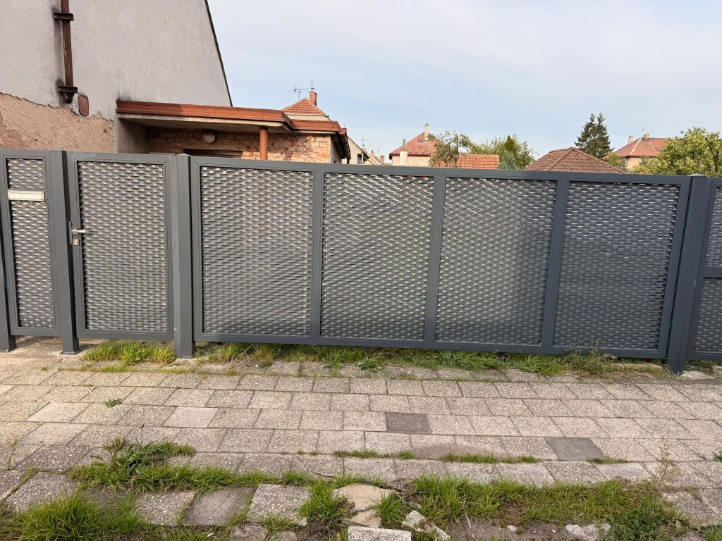 Plotová pole s výplní z tahokovu v tmavém rámu